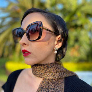 woman wearing tortoiseshell sunglasses