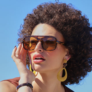 woman wear aviator sunglasses