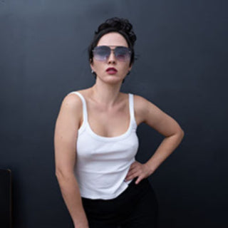 woman wearing black aviator sunglasses